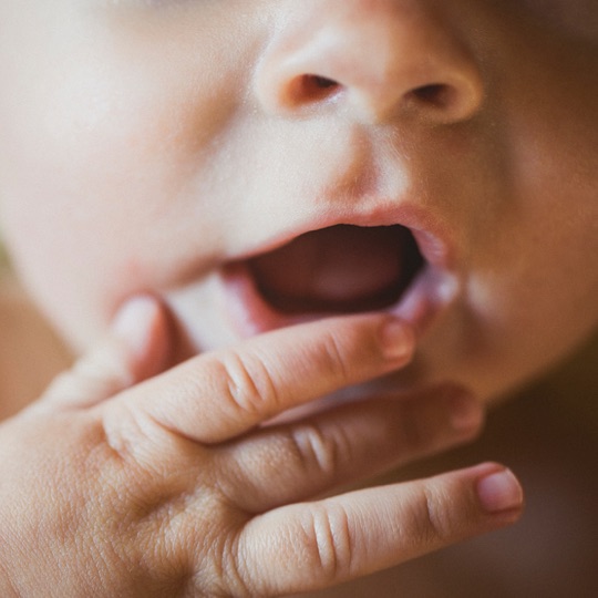 Bring baby to the breast when he shows early hunger cues.